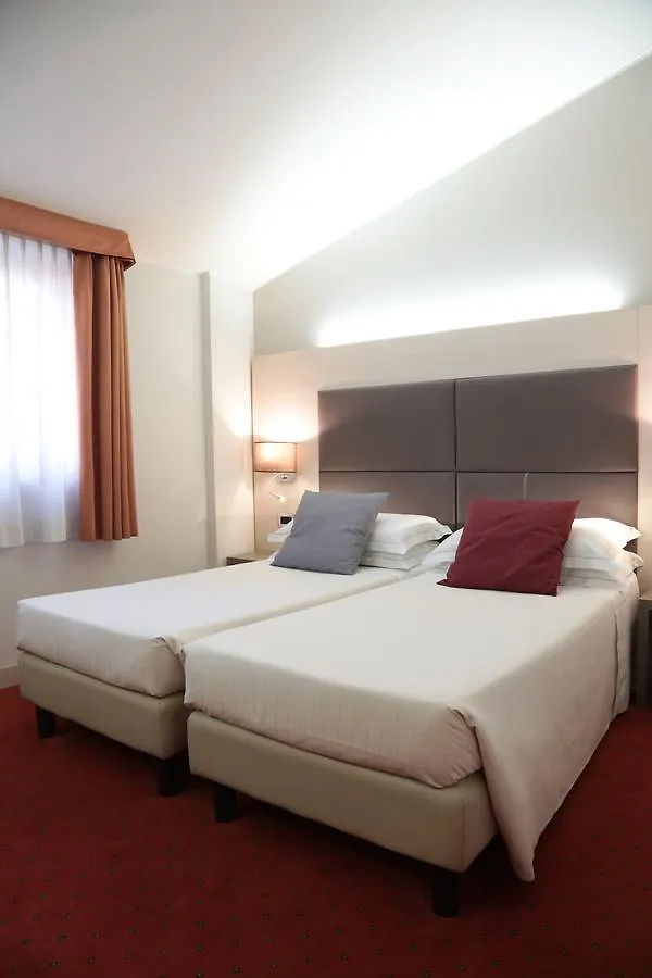 Hotel Campion Milán 3*,